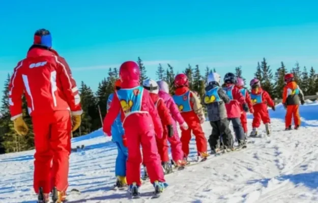 Vacanța de schi din 2027 stabilește zilele libere ale elevilor în funcție de județ