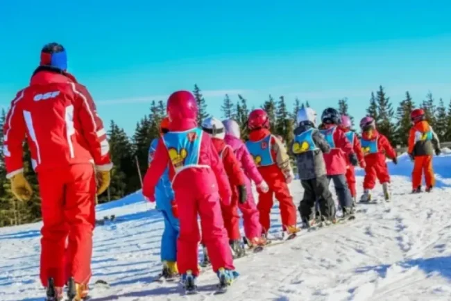 Vacanța de schi din 2027 stabilește zilele libere ale elevilor în funcție de județ