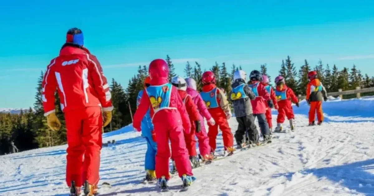 Vacanța de schi din 2027 stabilește zilele libere ale elevilor în funcție de județ