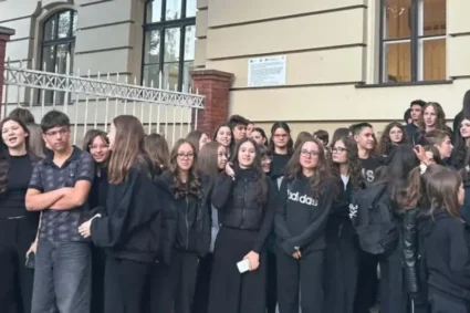 Elevii din Timiș protestează în Piața Victoriei împotriva uniformei obligatorii