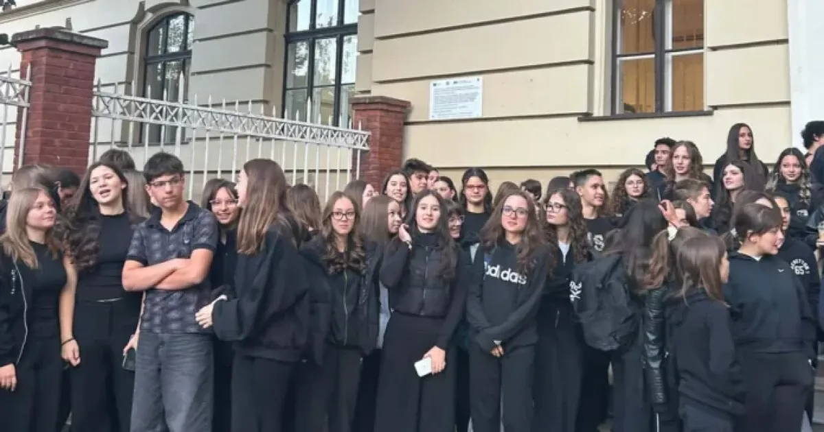 Elevii din Timiș protestează în Piața Victoriei împotriva uniformei obligatorii