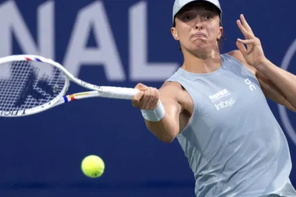 Iga Swiatek ajunge în sferturi la Beijing și egalează recordul Simonei Halep