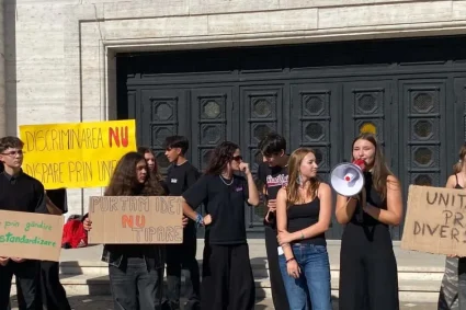 Protest al elevilor din Timiș față de uniforma obligatorie, în Piața Victoriei