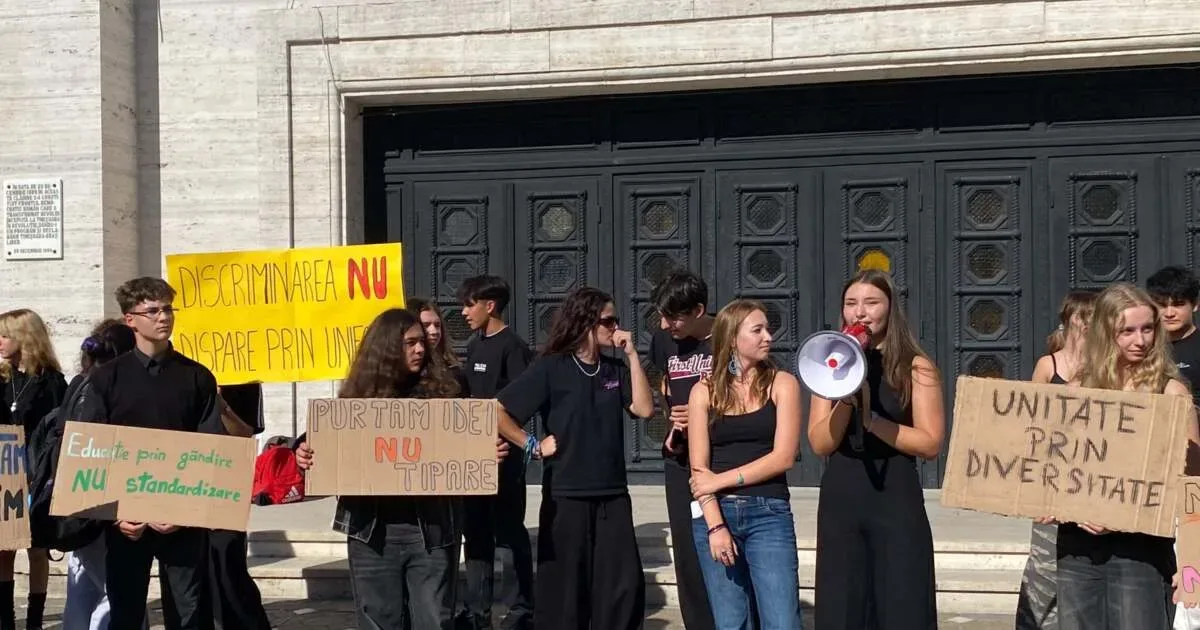Protest al elevilor din Timiș față de uniforma obligatorie, în Piața Victoriei