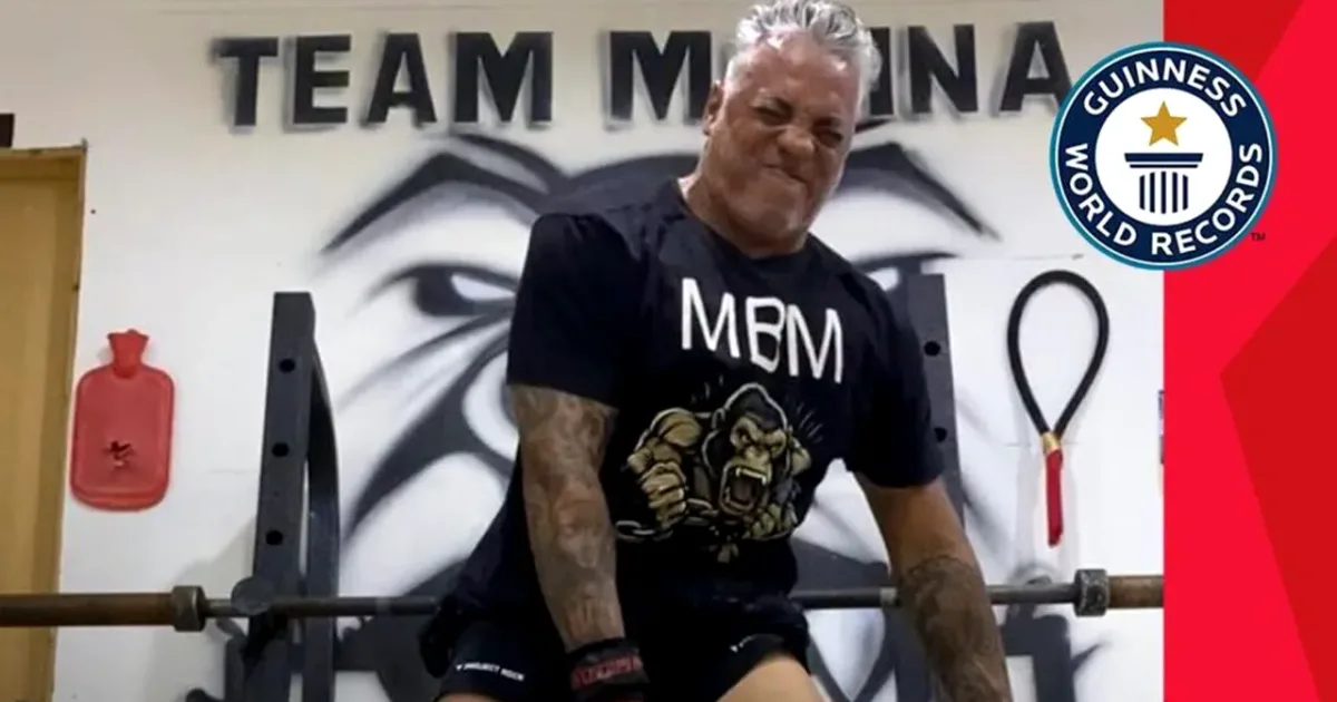 Record mondial incredibil: Un bărbat a ridicat 159 kilograme cu un singur deget